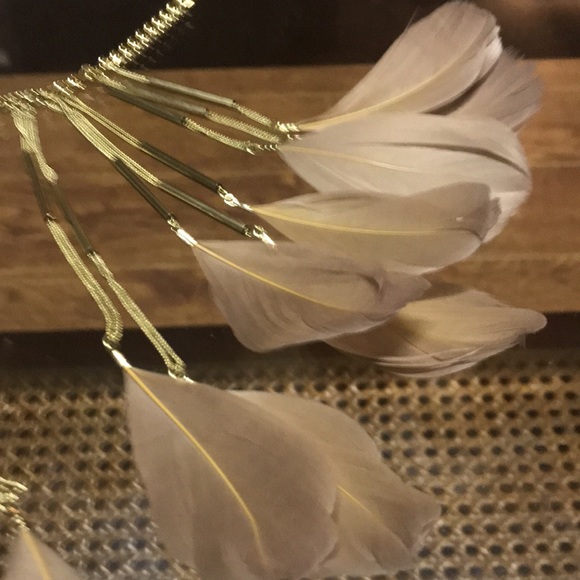 Dynamite feather necklace in gold tone with beige feathers. Beautiful piece. - Picture 7 of 7